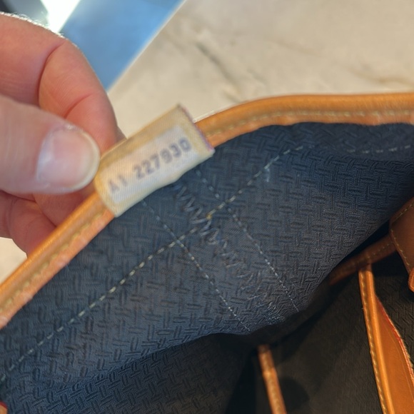 Dooney & Bourke Vintage Retired Cabriolet Bag - Picture 16 of 16